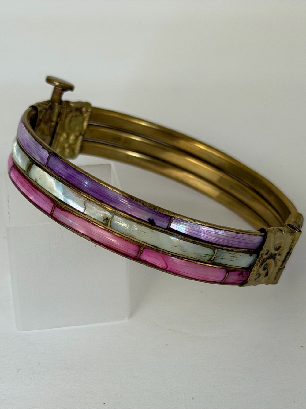 💖 Beautiful Vintage Brass & Mother-of-Pearl Hinged Bangle Bracelet